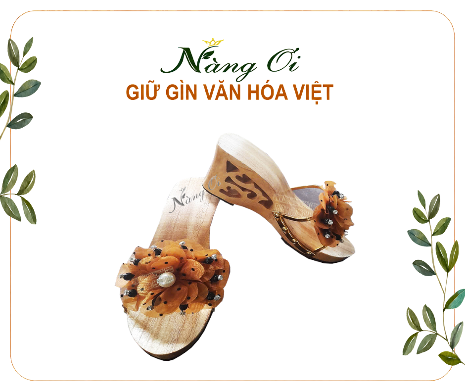 guốc gỗ lọng rỗng phần đế đầy nghệ thuật